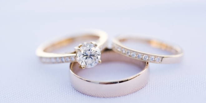 Čakajú vás v roku 2022 zásnuby alebo svadba? Prinášame vám tipy na zásnubné a svadobné prstene