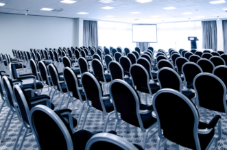 Najlepšie stoličky do konferenčnej miestnosti - s pracovnou doskou alebo podrúčkami?