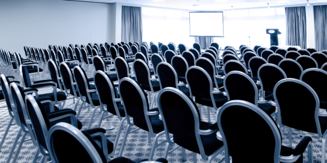 Najlepšie stoličky do konferenčnej miestnosti - s pracovnou doskou alebo podrúčkami?